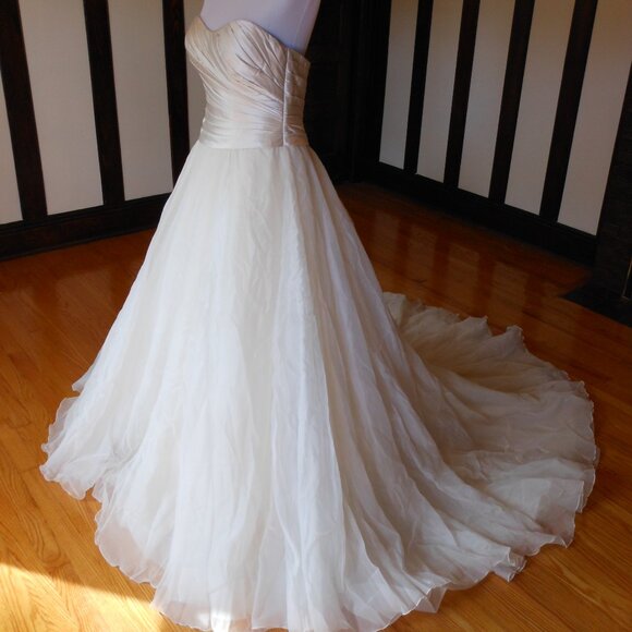 Pronovias Wedding Dress Plesana - Picture 4 of 9
